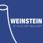 Weißer Umriss einer geschwungenen Form auf blauem Hintergrund mit den Worten „WEINSTEIN“ und „IM HAUS DER REGIONEN“ in fetter weißer Schrift.