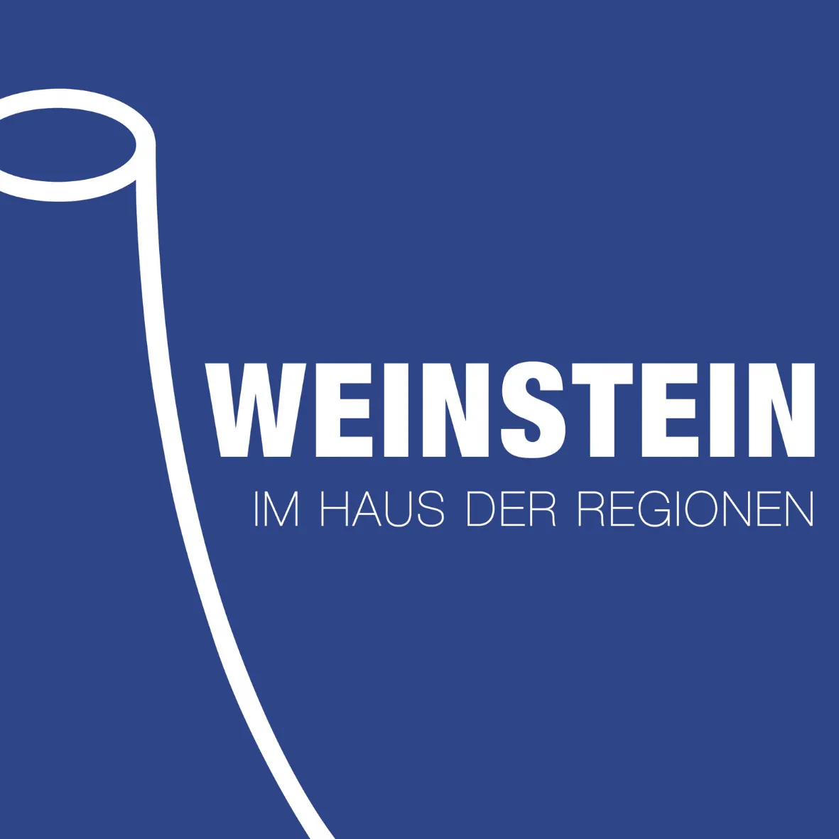 Weißer Umriss einer geschwungenen Form auf blauem Hintergrund mit den Worten „WEINSTEIN“ und „IM HAUS DER REGIONEN“ in fetter weißer Schrift.