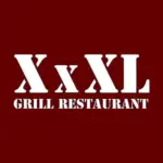 Weißer Text im Schablonenstil auf dunkelrotem Hintergrund lautet XxXL GRILL RESTAURANT.
