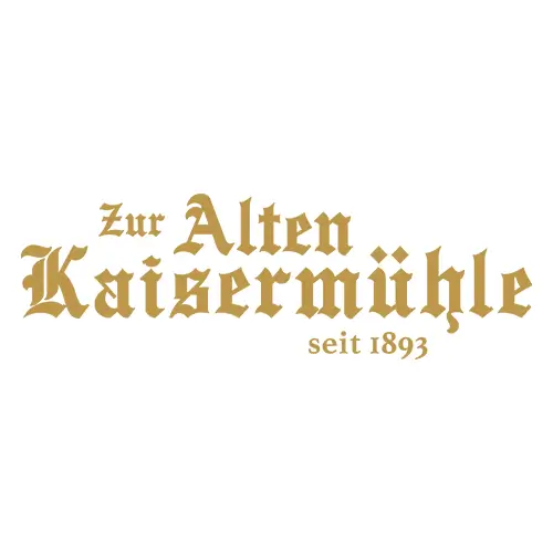 Das Bild zeigt den Text Zur Alten Kaisermühle seit 1893 in einer goldenen, gotischen Schrift auf weißem Hintergrund.