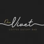 Logo auf schwarzem Hintergrund mit kursivem Text in Weiß und Gold mit der Aufschrift "Das Livet" und kleinerem Text in Gold darunter mit der Aufschrift "Coffee Eatery Bar".