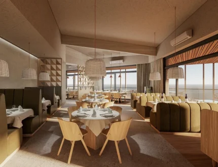 Ein modernes Restaurant mit Holzmöbeln, runden Tischen mit Tellern und Gläsern, Hängelampen, grünen Sofas und großen Fenstern mit Blick auf das Meer. Warme, neutrale Töne schaffen eine gemütliche Atmosphäre.