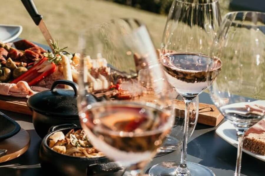 Weingut Hannes Reeh Garten Essen 1 (1) Cropped (1) Rosé Wein