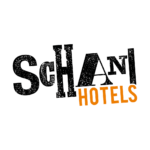Logo für Schani Hotels. Das Wort Schani steht in großen, schwarzen Buchstaben mit gemischten Groß- und Kleinbuchstaben; HOTELS erscheint darunter in fetten, orangefarbenen Großbuchstaben.