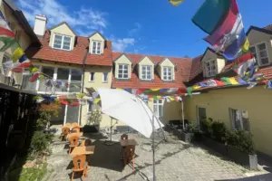 wo feiern zum shambala 1230 wien innenhof1